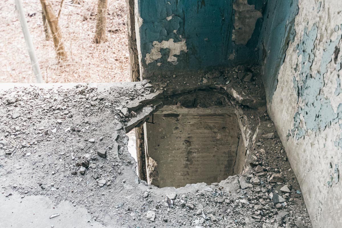 Полы буквально крошаться под ногами