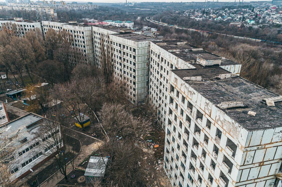 Молча наблюдает за тобой, пока ты тихо идешь домой