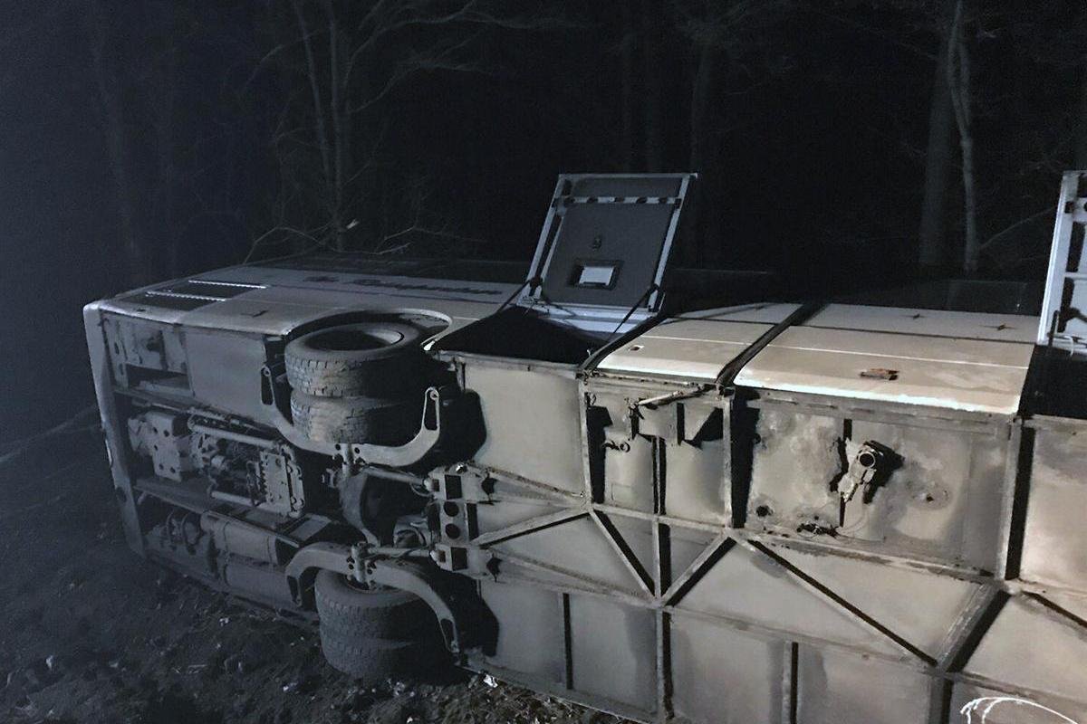 Предварительно, водитель не справился с управлением, вследствие чего автобус вылетел в кювет и перевернулся