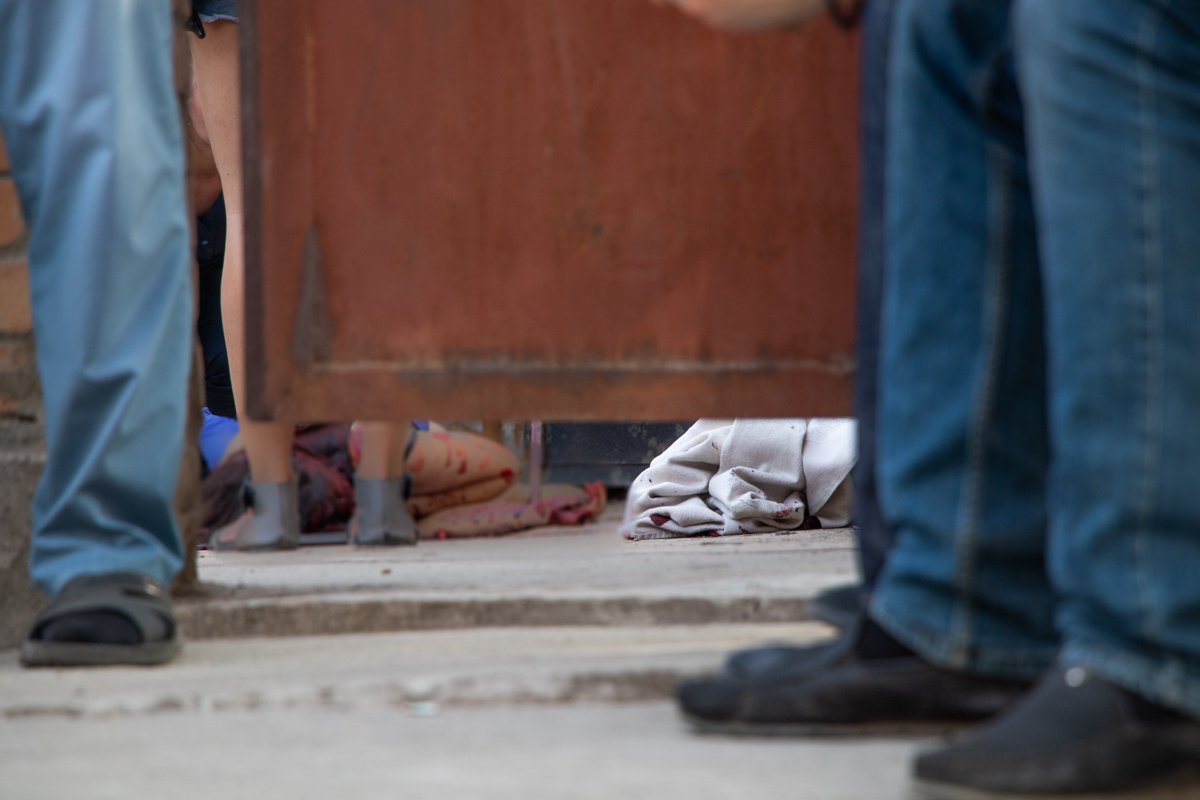 Мужчина, будучи в состоянии алкогольного опьянени, забил свою бывшую жену топором