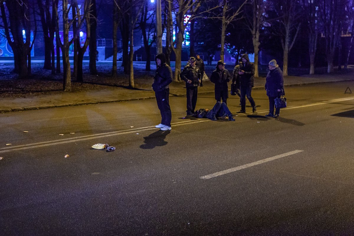 Предварительно, девушка пыталась перебежать дорогу в неположенном месте Предварительно, девушка пыталась перебежать дорогу в неположенном месте