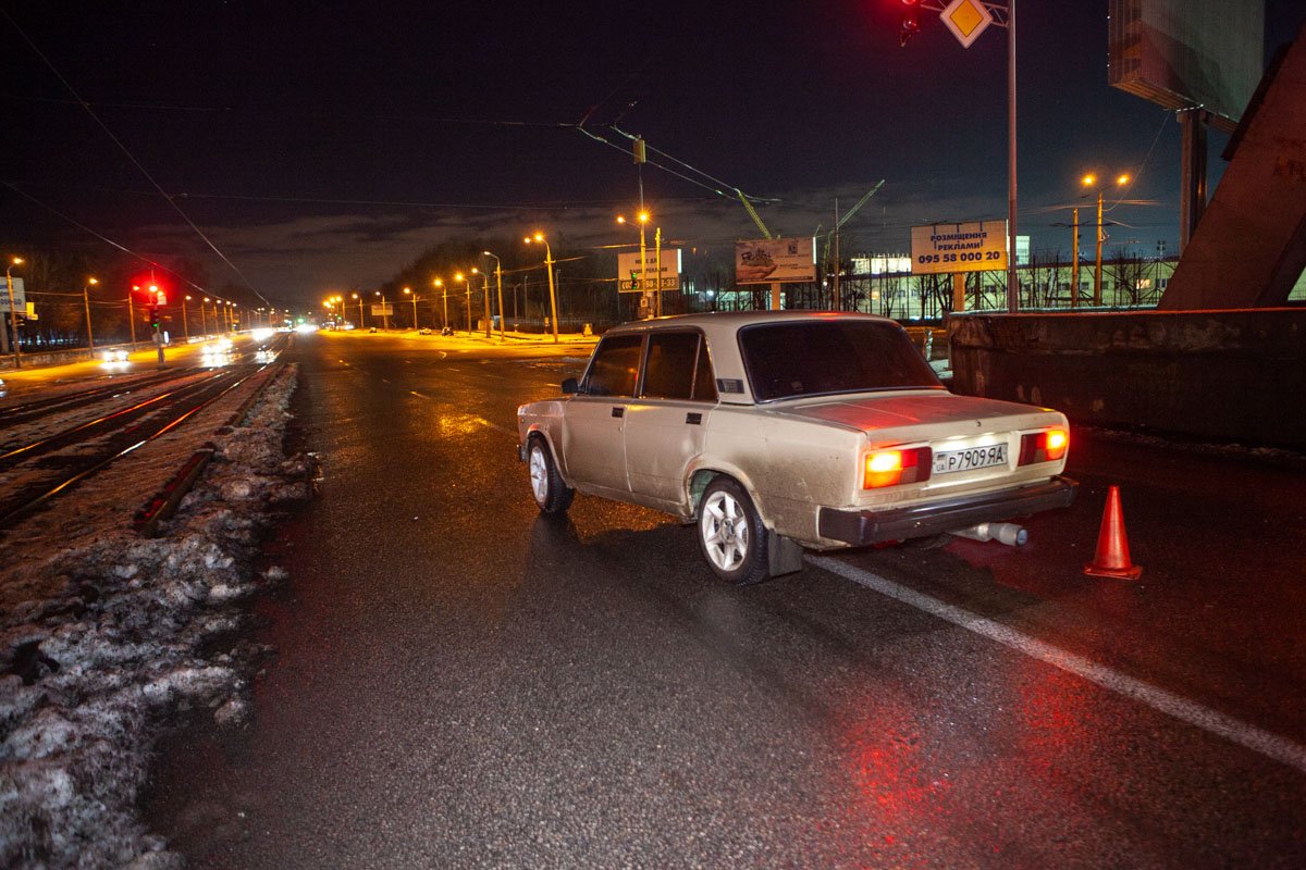 В Днепре на проспекте Хмельницкого ВАЗ сбил мужчину: полиция ищет свидетелей аварии 1