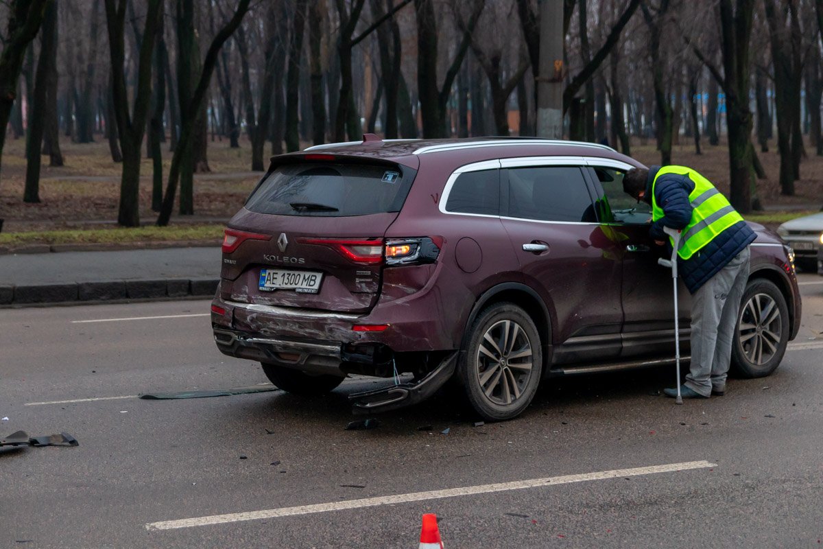 Автомобили буквально разбросало по проезжей части Автомобили буквально разбросало по проезжей части