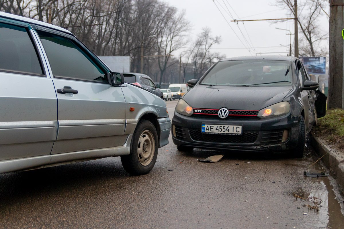 Возле "Дафи" столкнулись 4 авто Возле "Дафи" столкнулись 4 авто