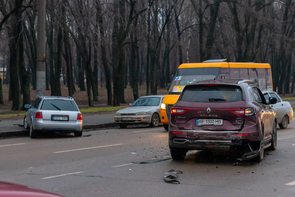 Volkswagen развернуло на 180 градусов, а Audi вылетела на встречную полосу и врезалась в столб Volkswagen развернуло на 180 градусов, а Audi вылетела на встречную полосу и врезалась в столб