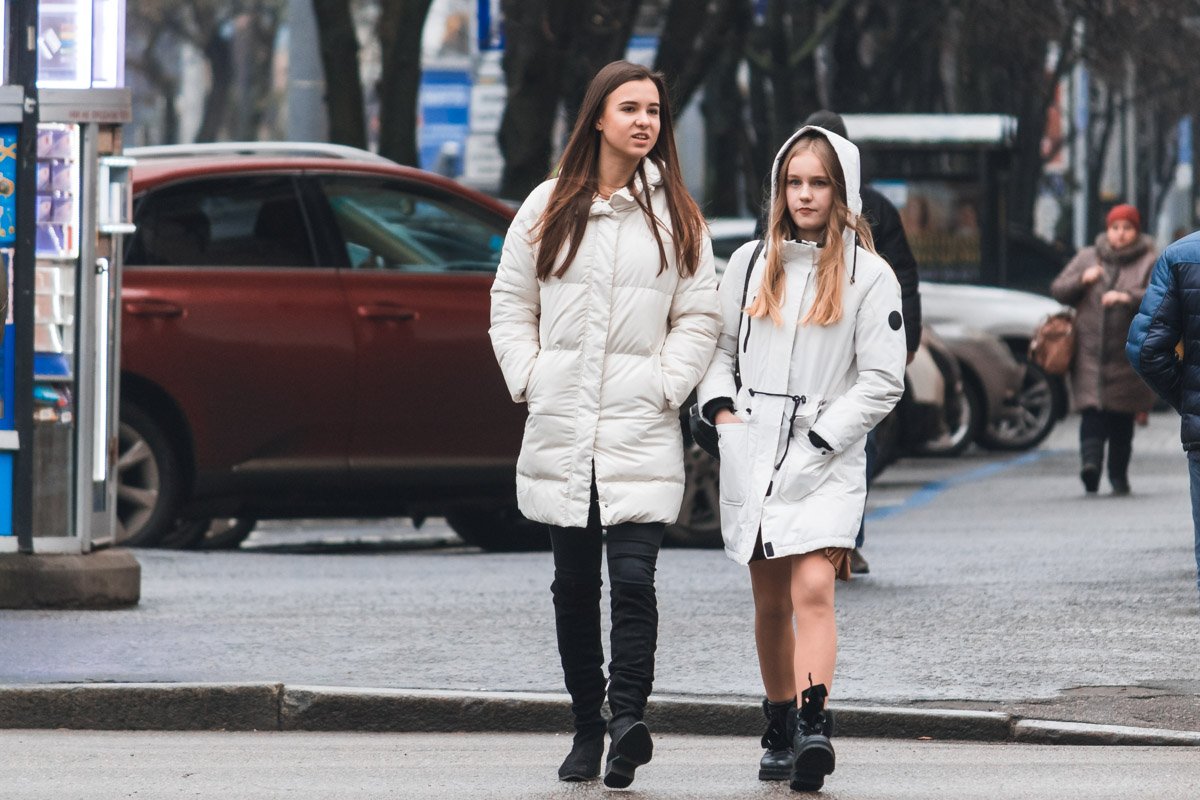 Разбавляют серый пейзаж