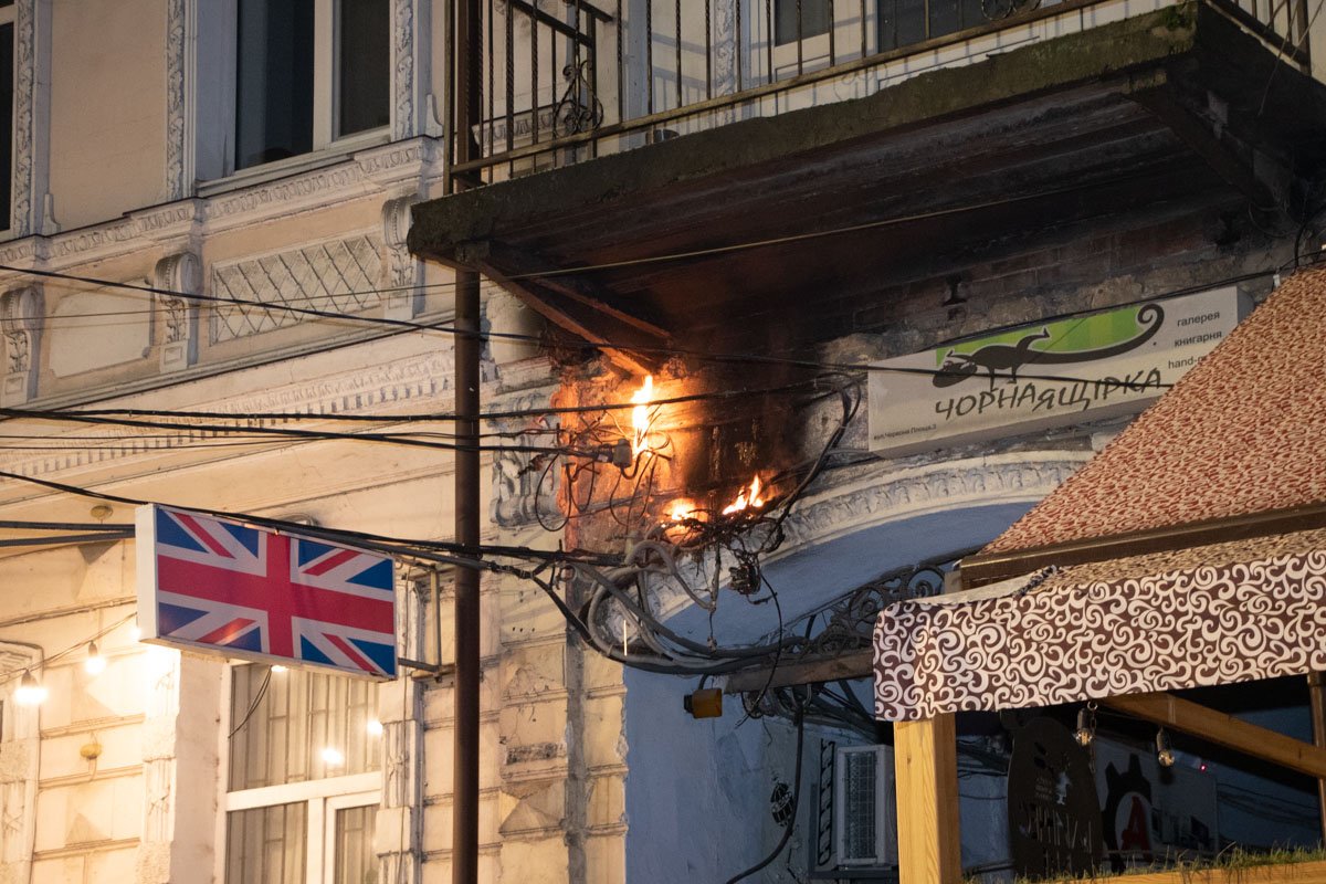 Загорелась проводка под балконом