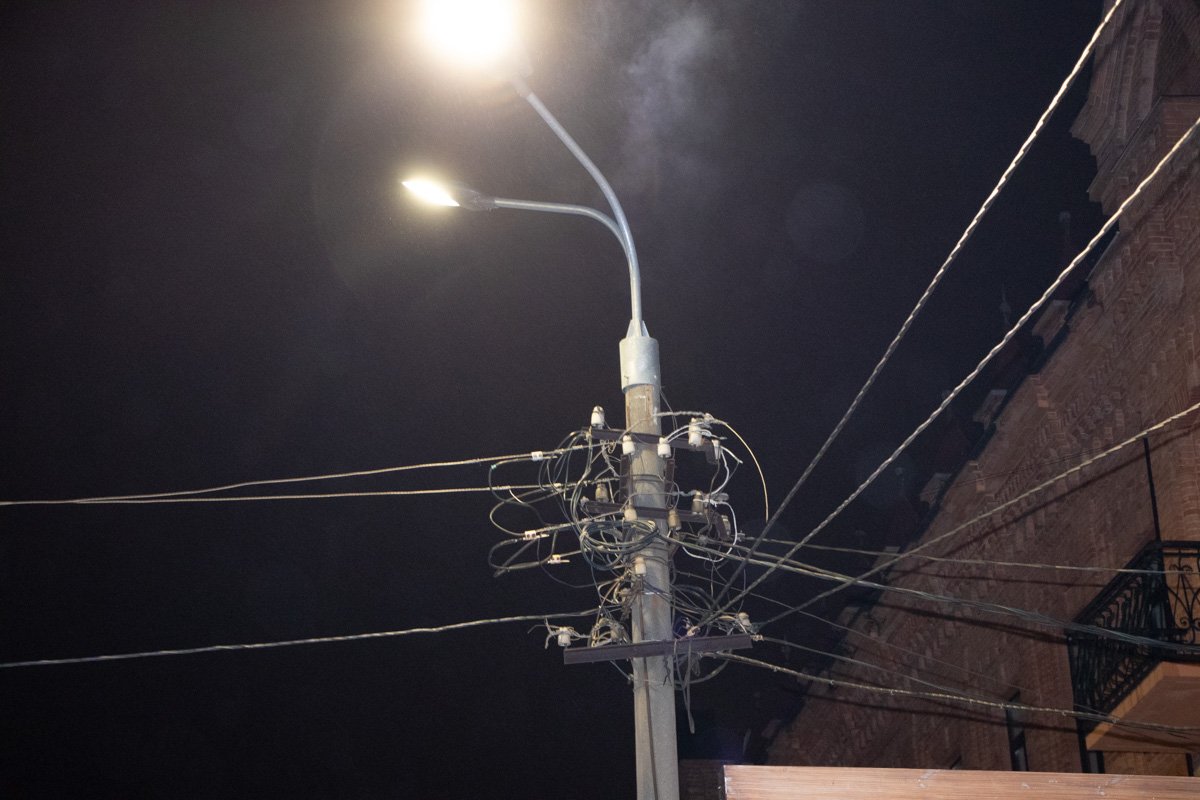 Провода вели к фонарю, который освещал улицу