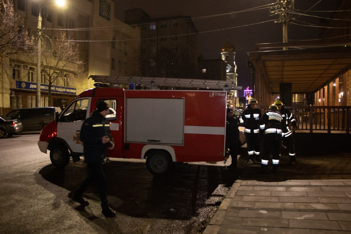 Несмотря на то, что проводка вспыхивала снова и снова, спасателям удалось потушить огонь