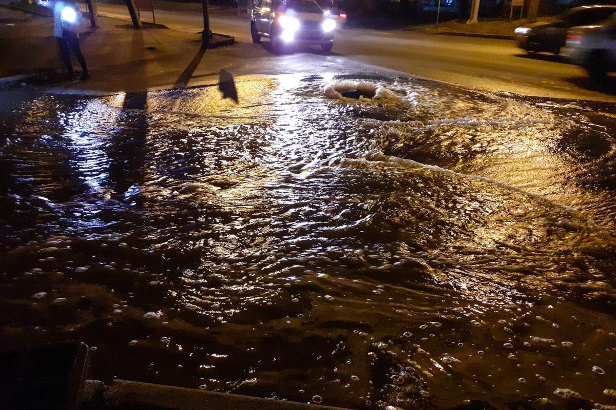 Вода била фонтаном