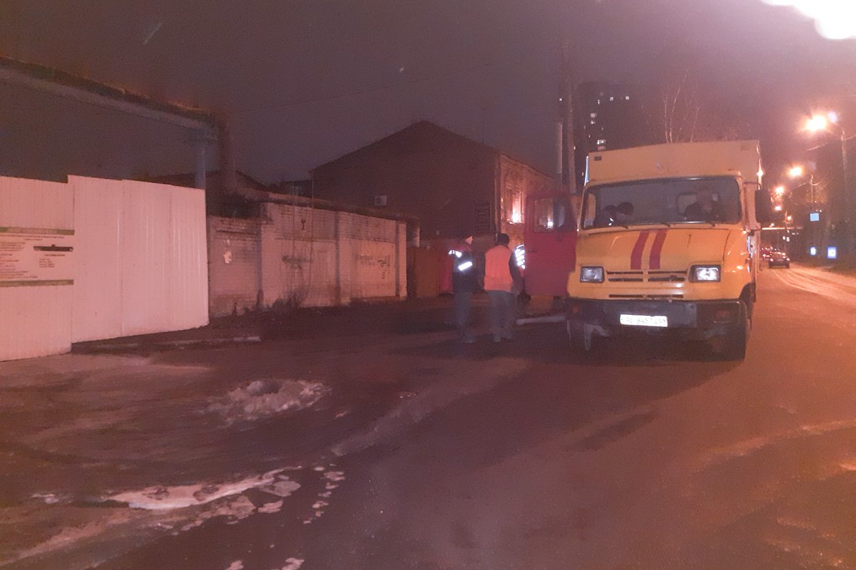 По словам жильцов дома, аварийная служба приехала через час после начала потопа