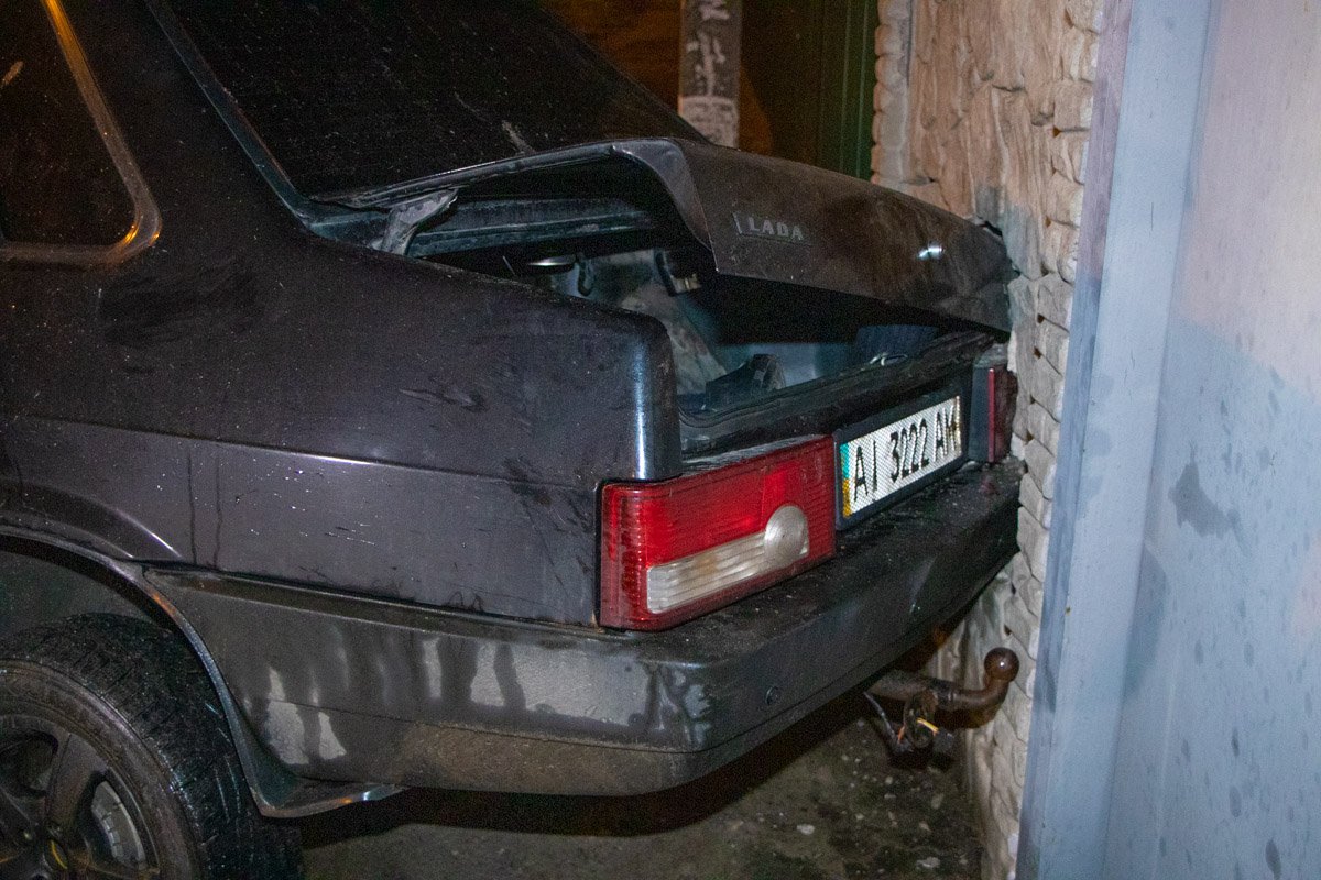 ВАЗ въехал в забор частного дома