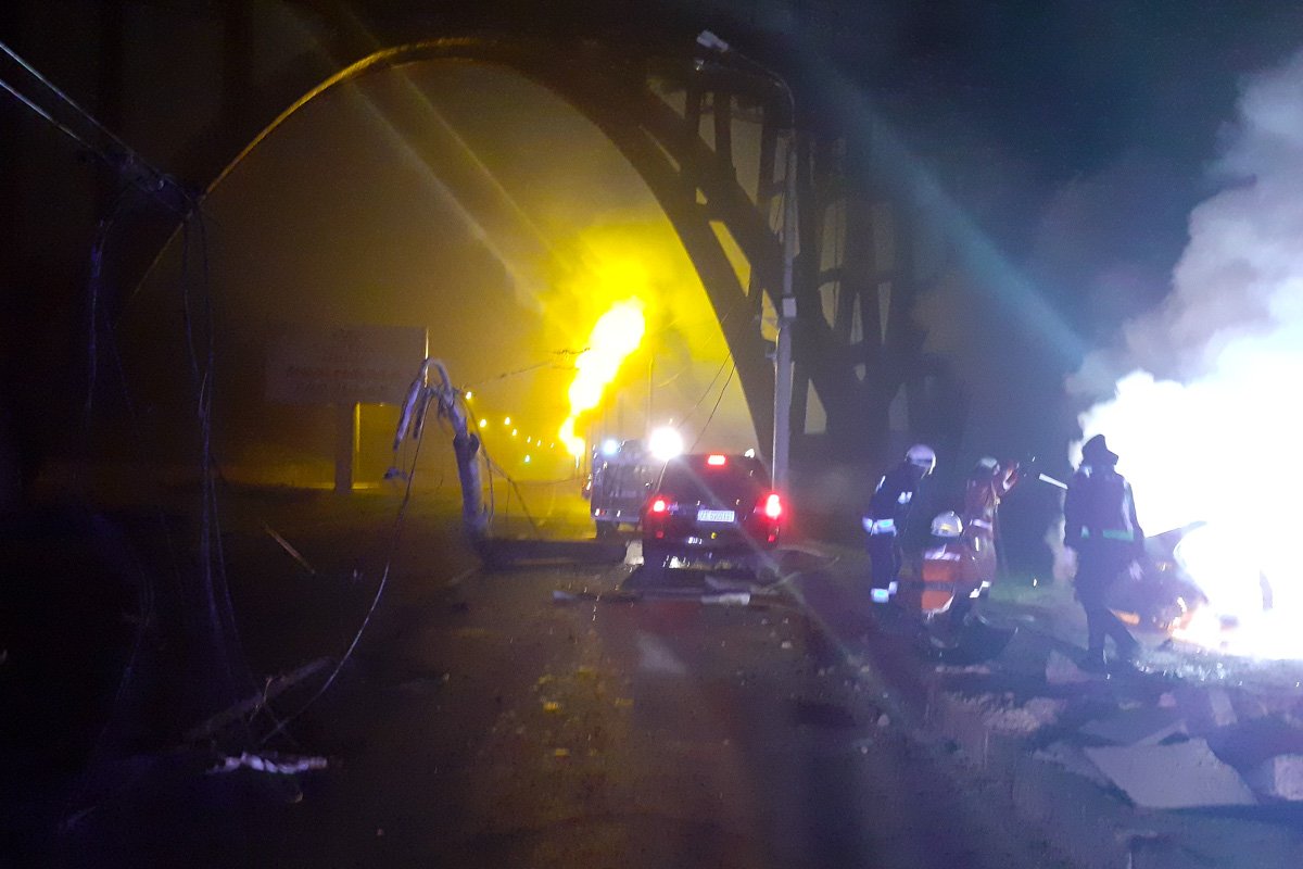 Авария произошла на Набережной Победы возле Мерефо-Херсонского моста Авария произошла на Набережной Победы возле Мерефо-Херсонского моста