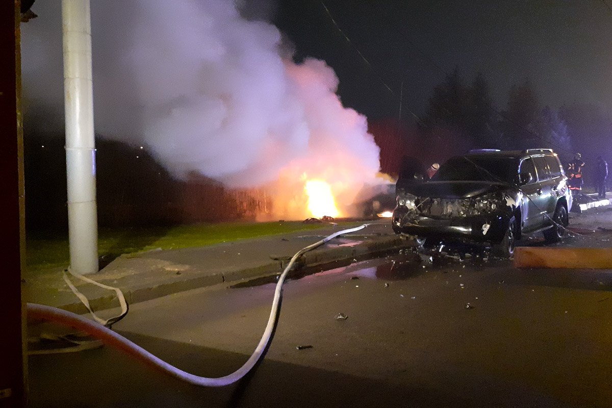 Mercedes сгорел, у Toyota разбит бампер Mercedes сгорел, у Toyota разбит бампер