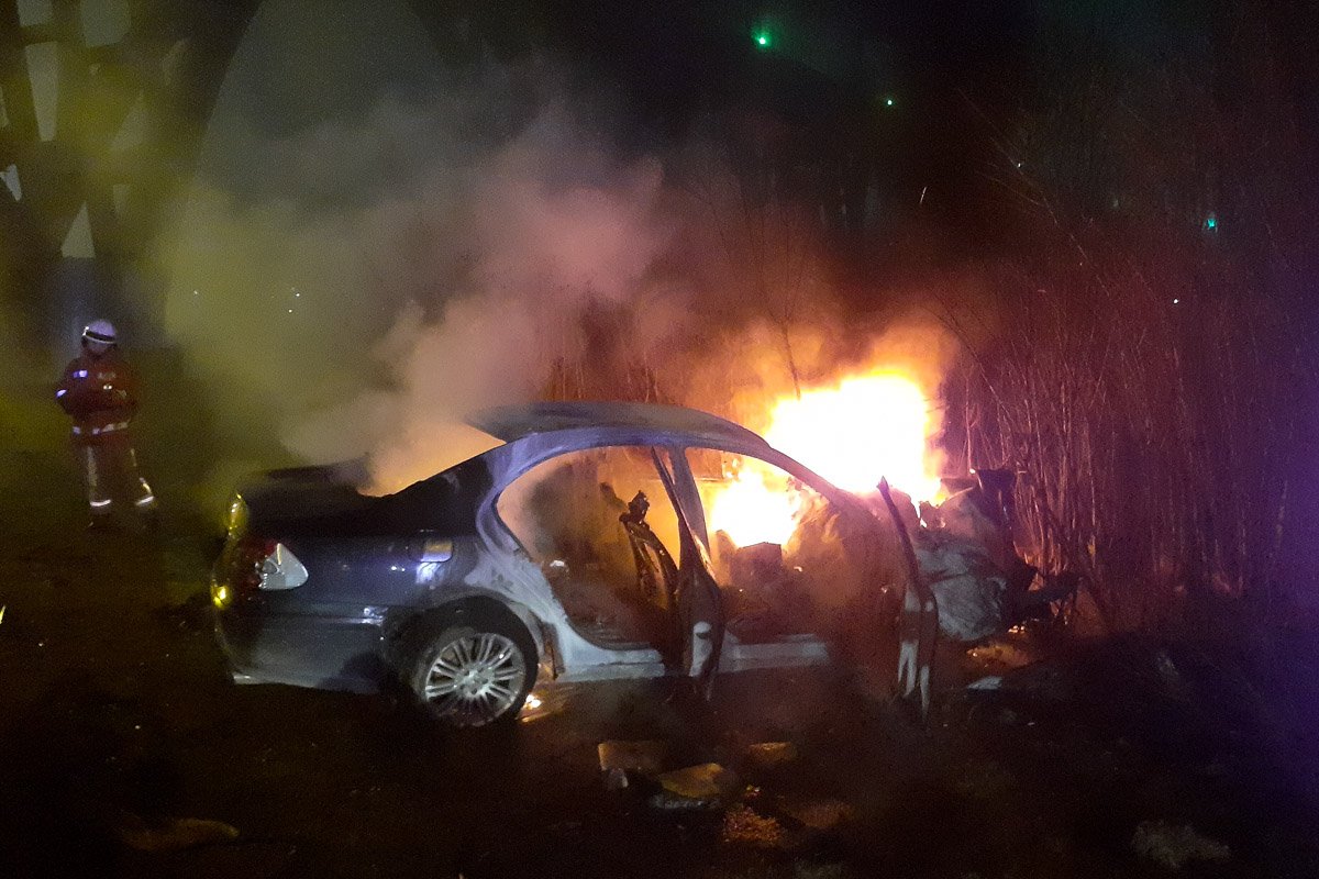 Mercedes вынесло на обочину Mercedes вынесло на обочину