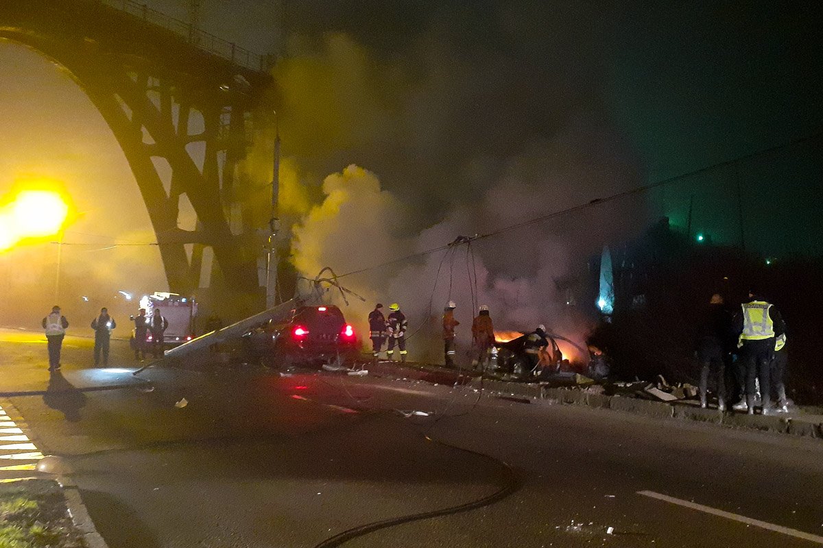 Автомобиль тушили в течение нескольких минут Автомобиль тушили в течение нескольких минут