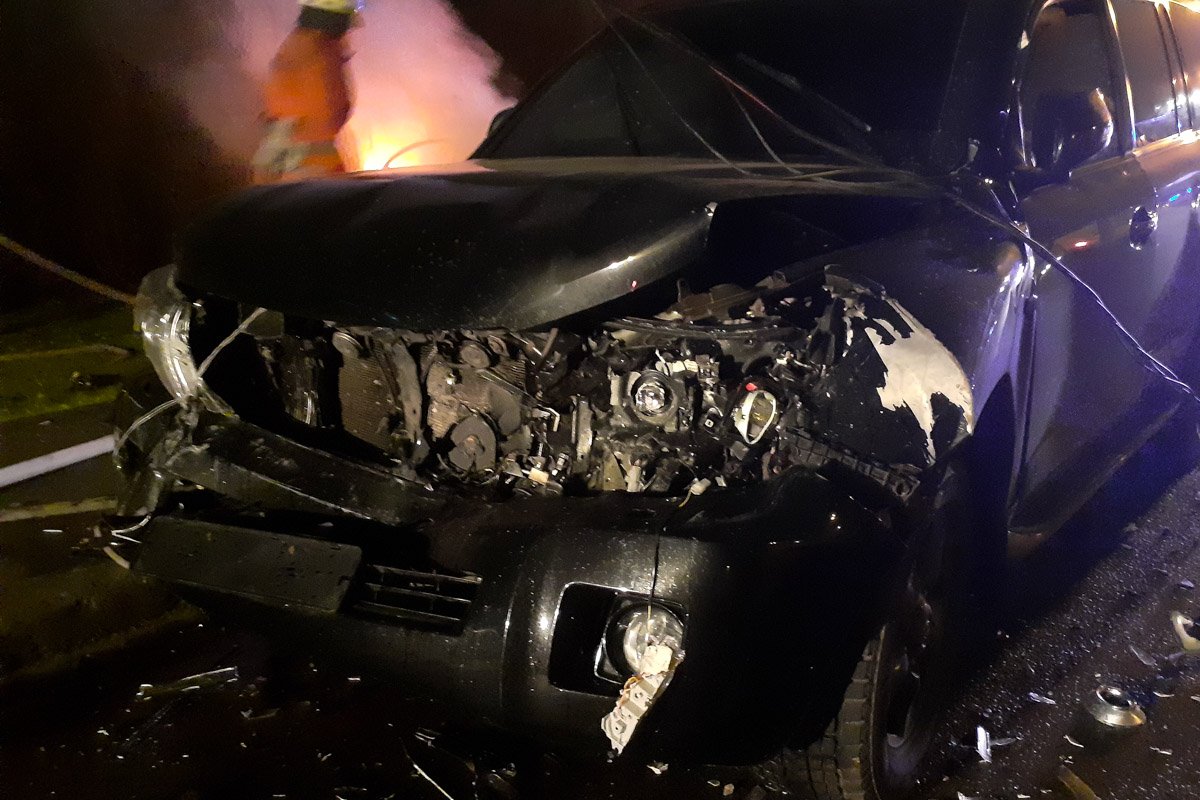 По предварительной информации, Mercedes влетел в опору, а Toyota въехала в Mercedes По предварительной информации, Mercedes влетел в опору, а Toyota въехала в Mercedes