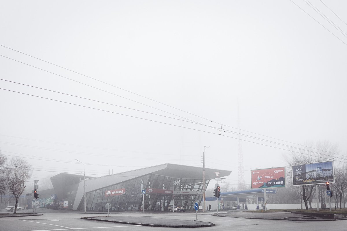 Умолкло все. Она сама холодных губ не разжимает.