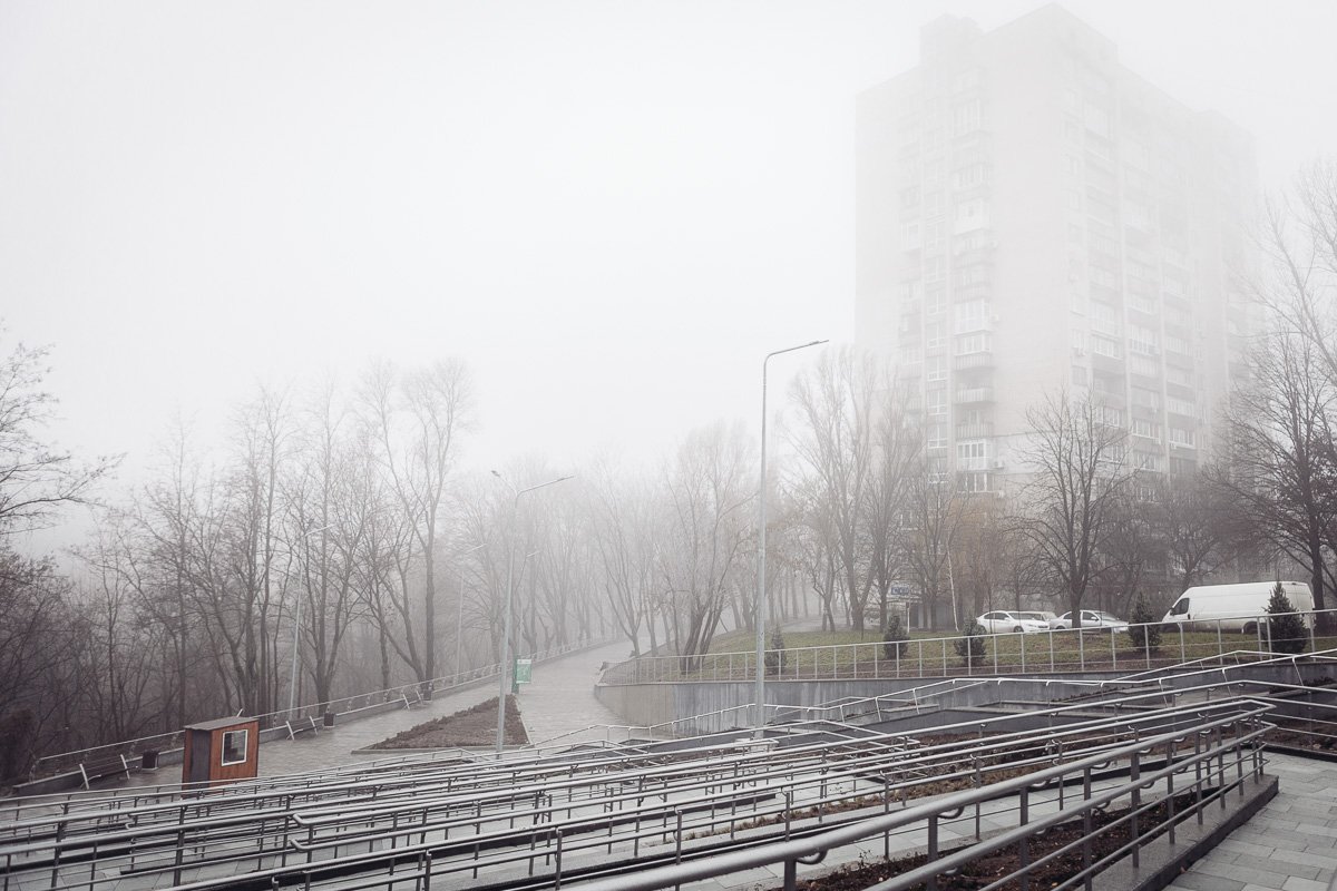 потом, как сгнившие полы, скрипящий снег под башмаками,