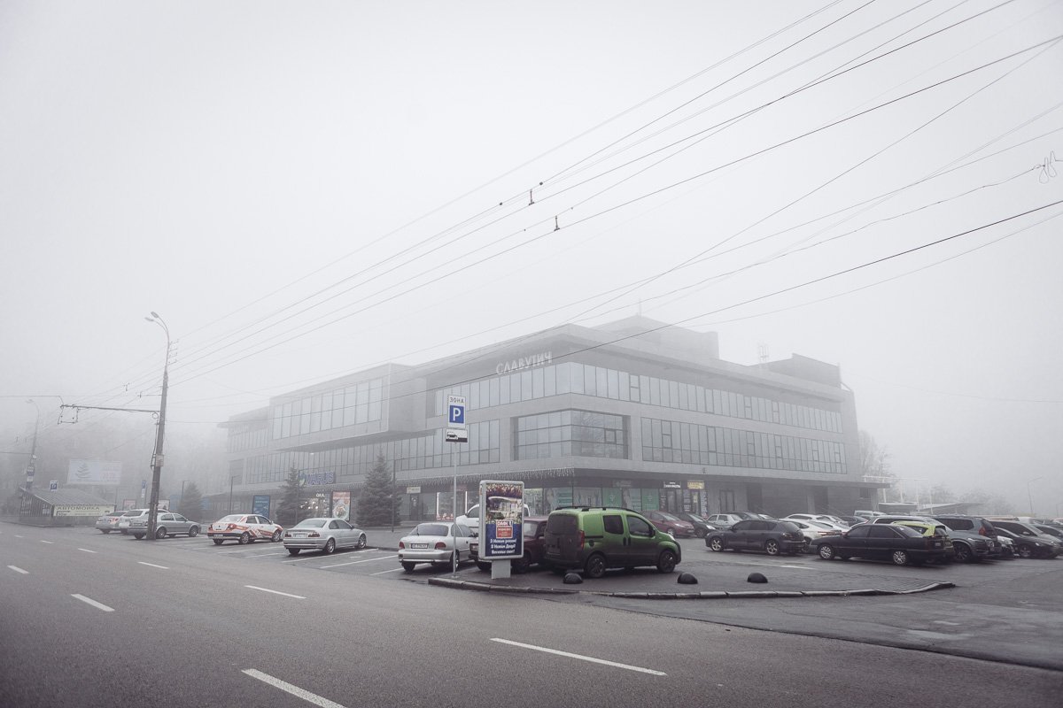 а после скрип и стук лопат, и тусклый дым, и гул рассвета...