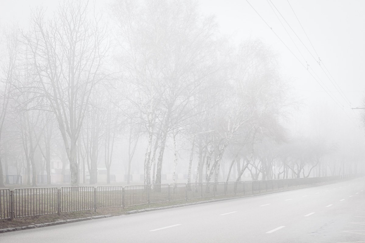  в пролете лестничном, в стене, меж кирпичей, внизу под складом,