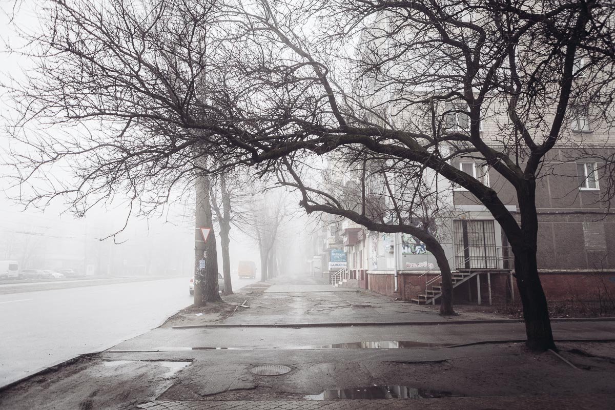 в забитых досками дверях, в сырых подвалах, в наших чувствах,