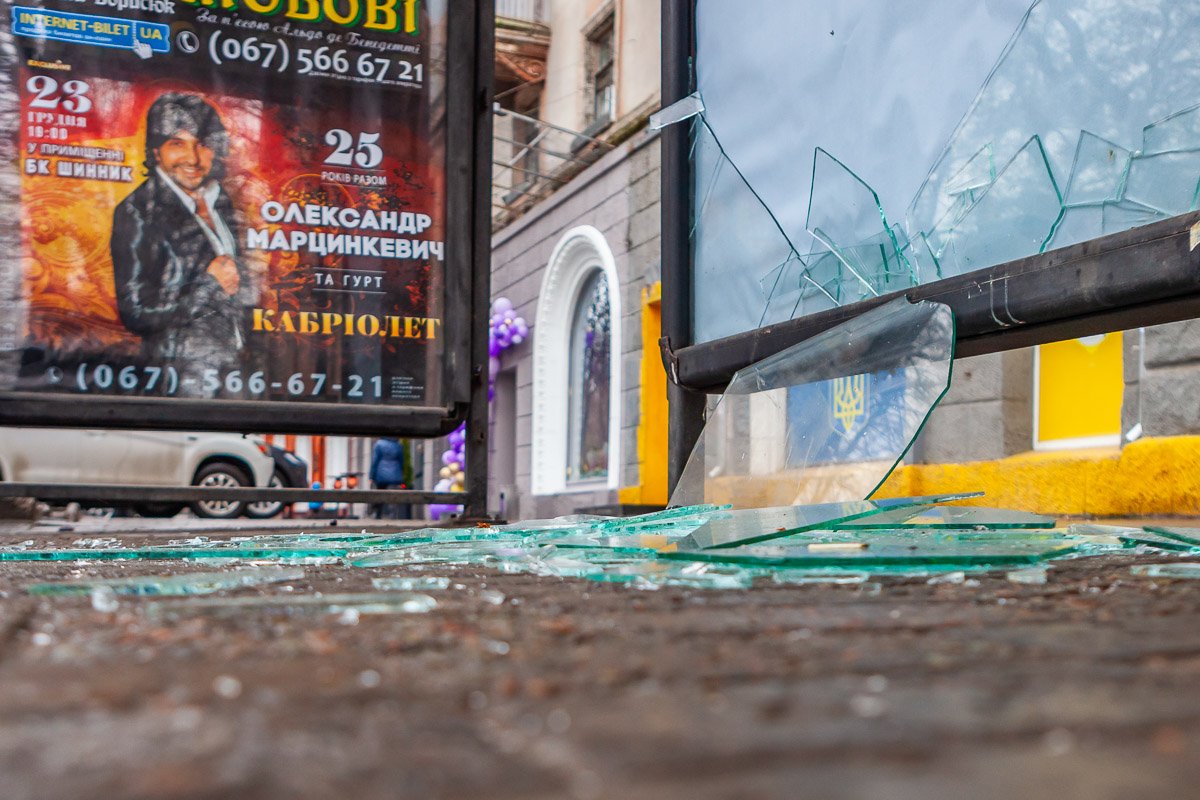 Пассажиры выходят прямиком на стекло 