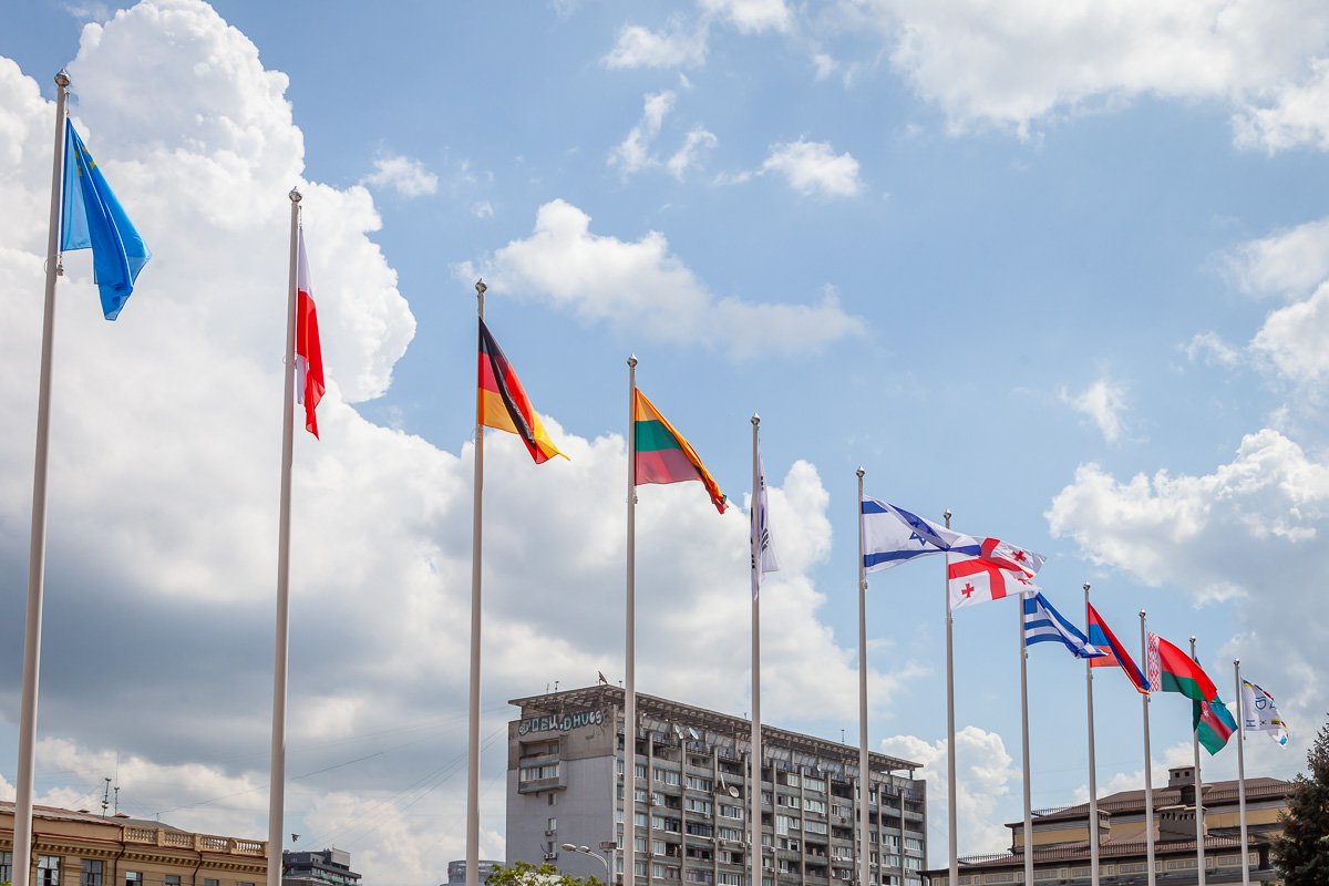 в Днепре открыли аллею флагов многонационального города