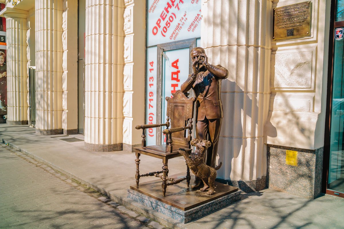 Летом в центре Днепра появилась новая скульптура — памятник ювелиру