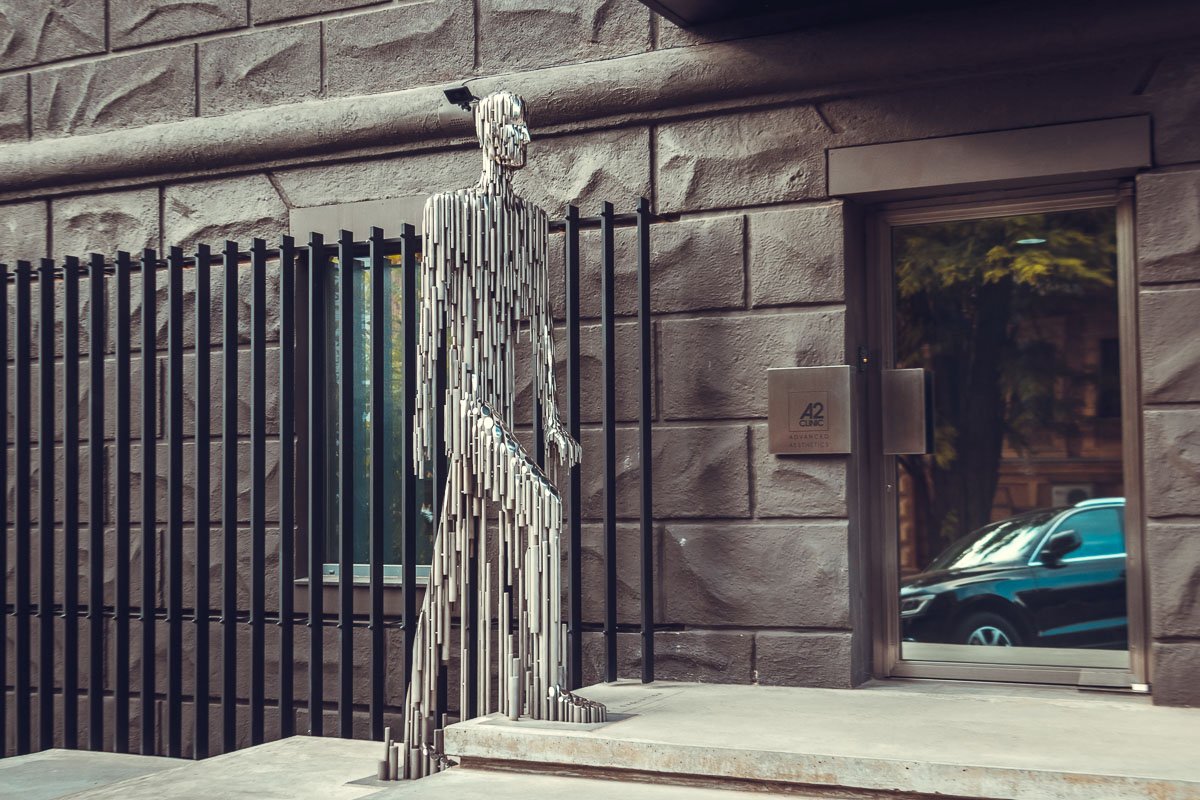 Это совместная работа известных скульпторов братьев-близнецов Егора и Никиты Зигуры