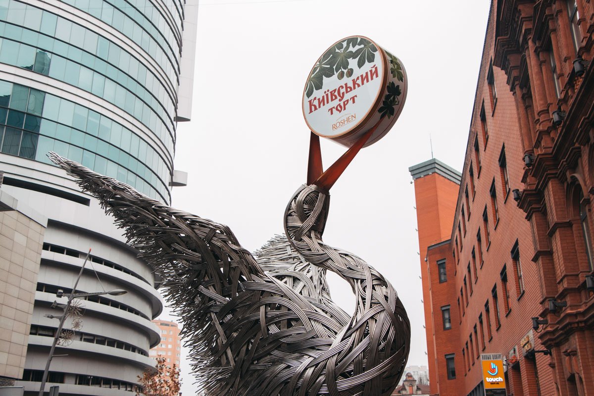 Трехметровый аист из переплетенных железных прутьев появился на улице Глинки