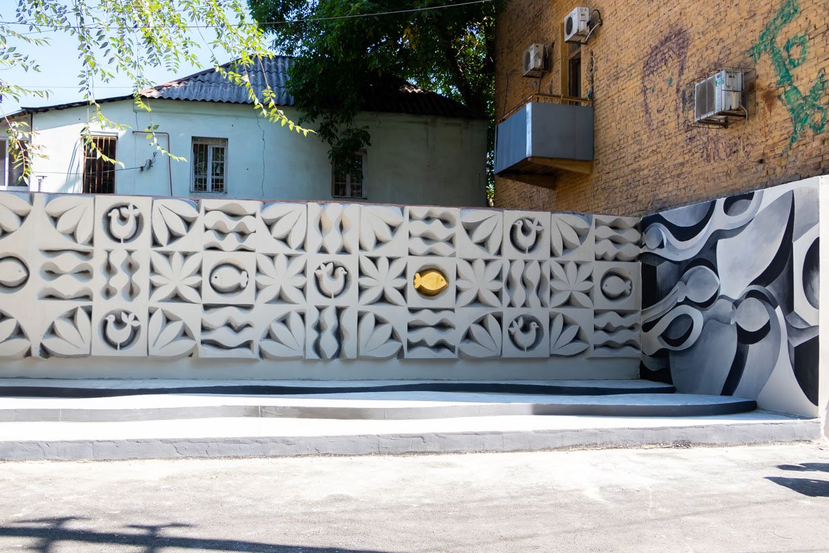 Летом местная художница решила «вернуть к жизни» ту самую милую стену