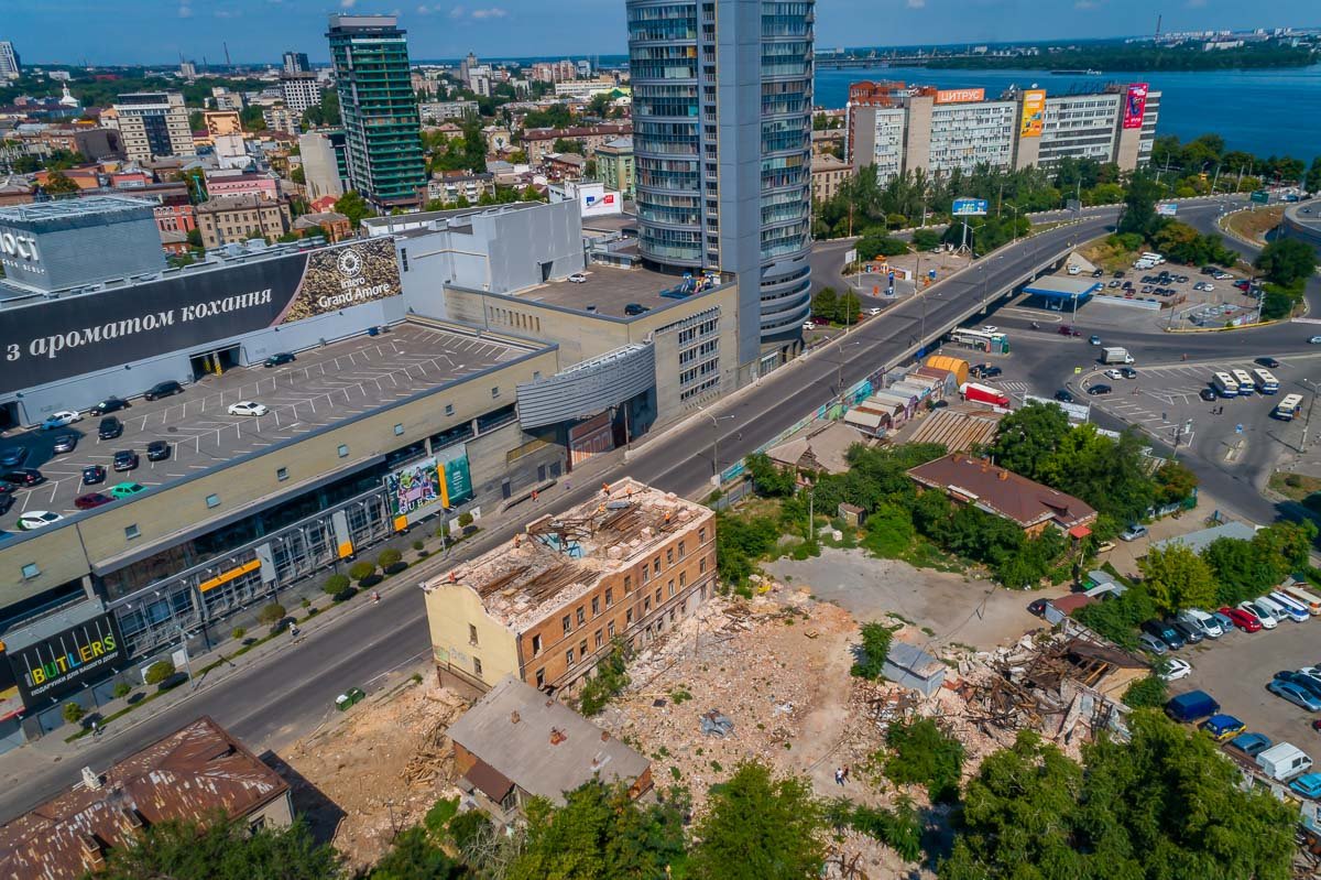 Городские власти еще в начале 2018 года сообщили о своих планах снести заброшенные и полуразрушенные здания