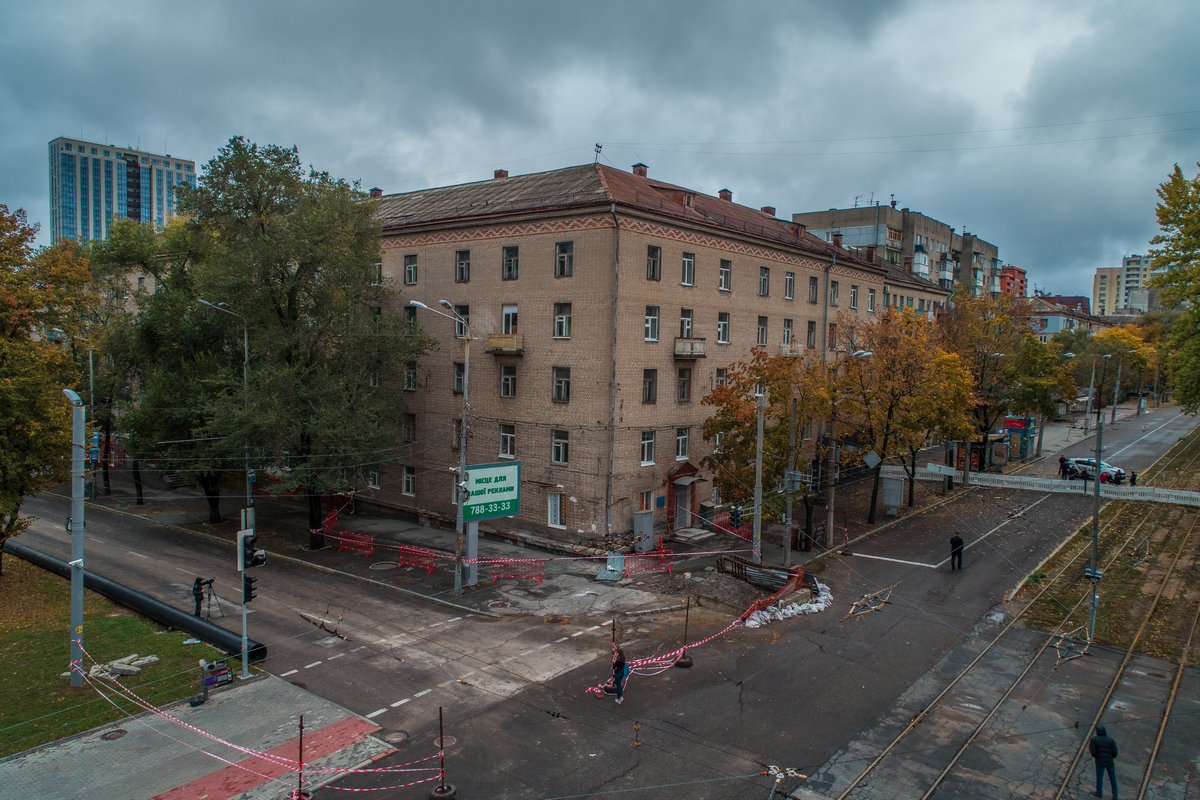 Сейчас движение на том участке не затруднено, а здание стоит пустым