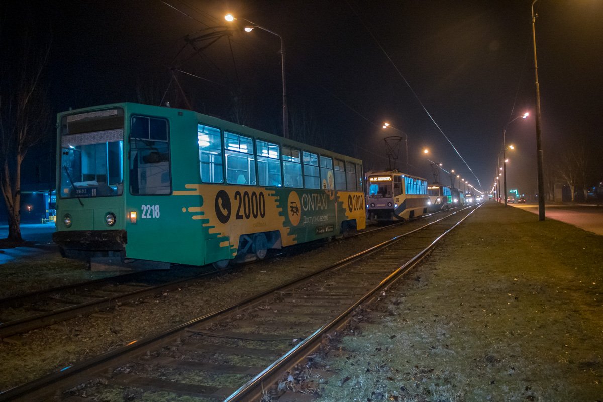 Выстроилась очередь из трамваев Выстроилась очередь из трамваев