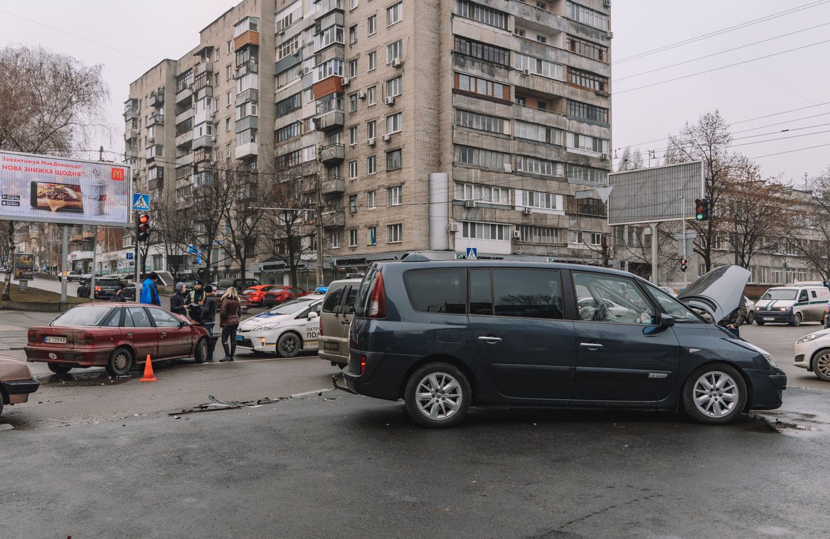 От удара Renault развернуло и вынесло на пешеходную часть От удара Renault развернуло и вынесло на пешеходную часть