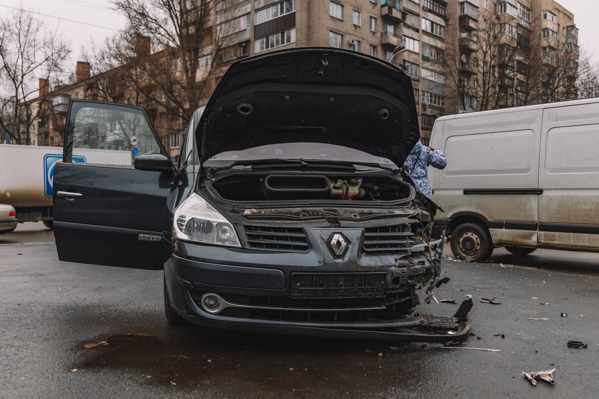 Удар пришелся на левую сторону Renault Удар пришелся на левую сторону Renault