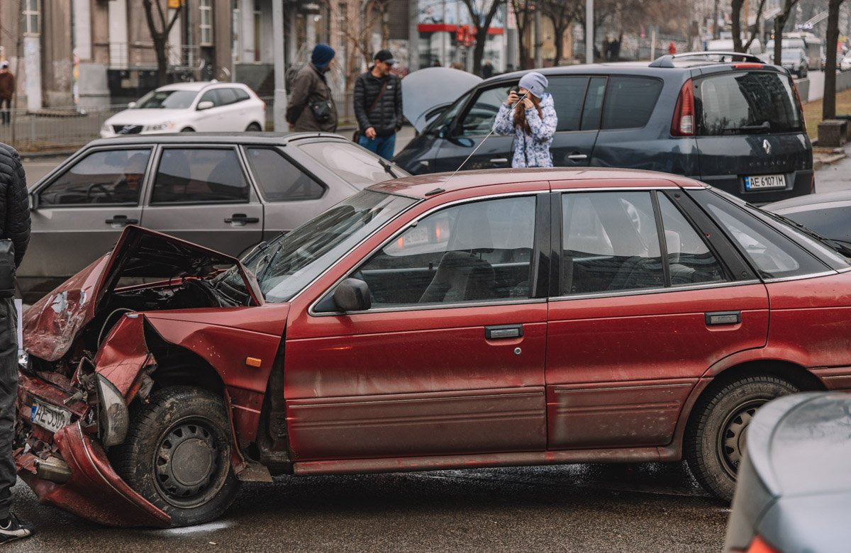 После ДТП Mitsubishi остался на проезжей части по улице Антоновича После ДТП Mitsubishi остался на проезжей части по улице Антоновича