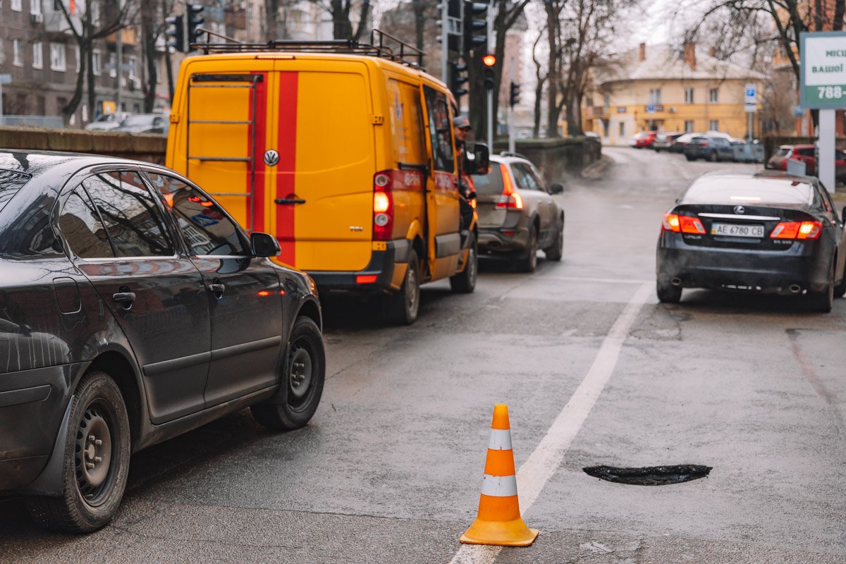 Рабочие оградили место обвала и выставили дорожные знаки Рабочие оградили место обвала и выставили дорожные знаки