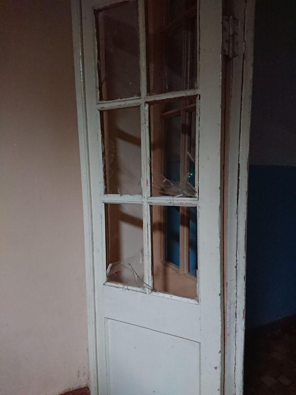 Марроканец разбил окна на 5-м этаже и порезал себе руку