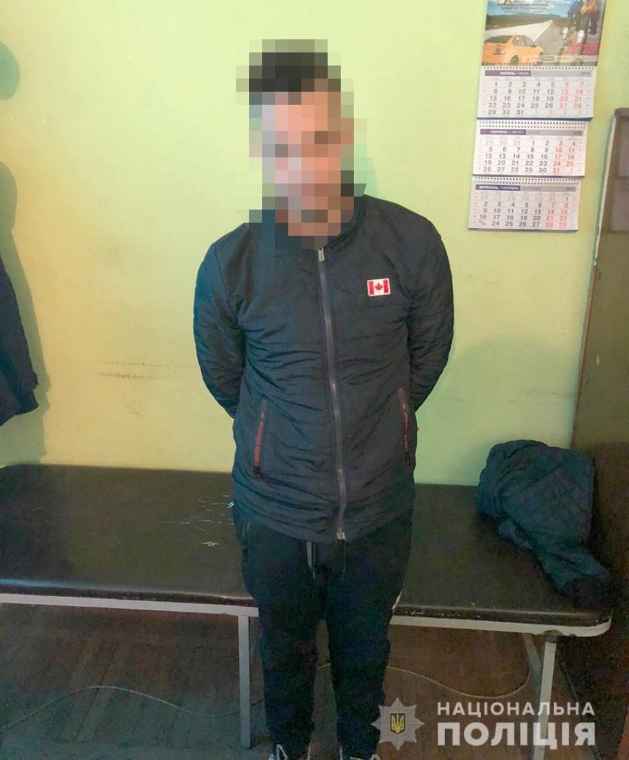 За свои действия студент либо заплатит штраф - 17 тысяч гривен, либо получит арест на срок до 6 месяцев, либо - сядет за решетку на срок до 5 лет