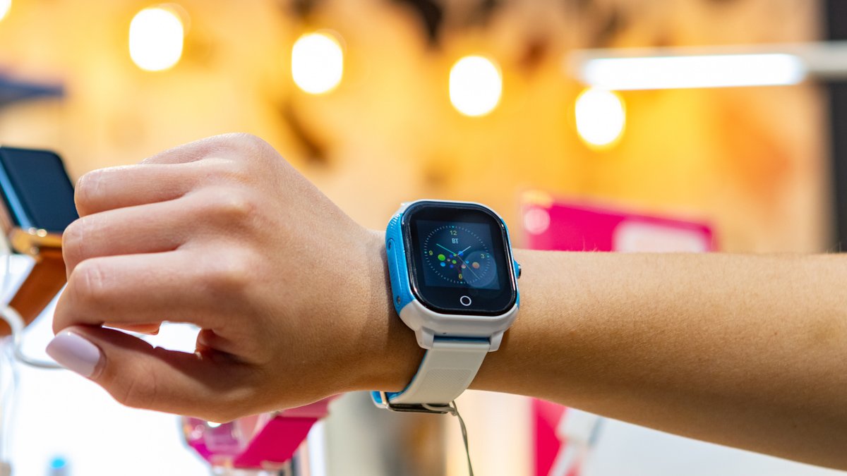 В часах GoGPS достаточно нажать одну кнопку, чтобы перейти в книгу контактов и найти необходимій номер