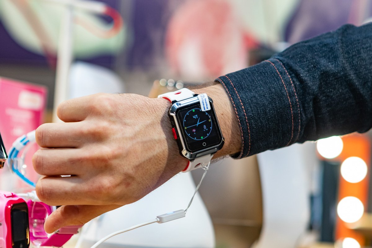 У GoGPS прочный компактный корпус и устойчивый к царапинам OLED дисплей