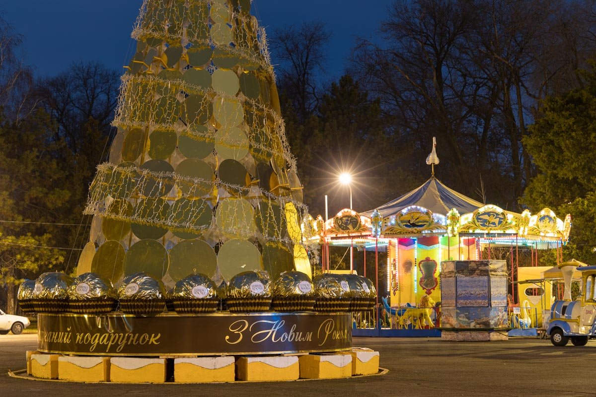 Рядом с елкой - детские аттракционы Рядом с елкой - детские аттракционы