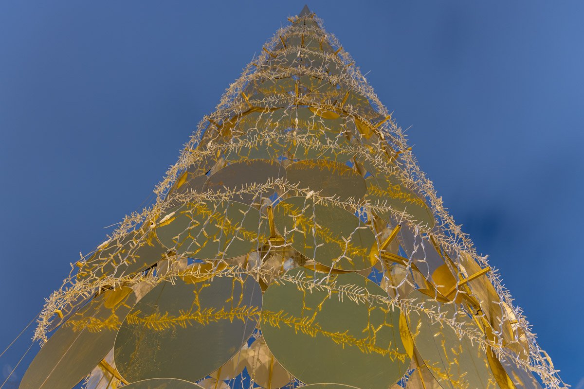 Елку обвивают гирлянды Елку обвивают гирлянды