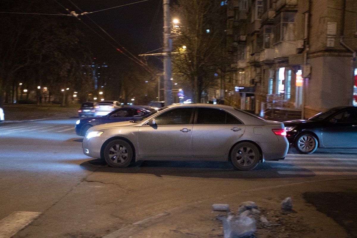 Многие по привычке еду по Героев Крут в два ряда Многие по привычке еду по Героев Крут в два ряда