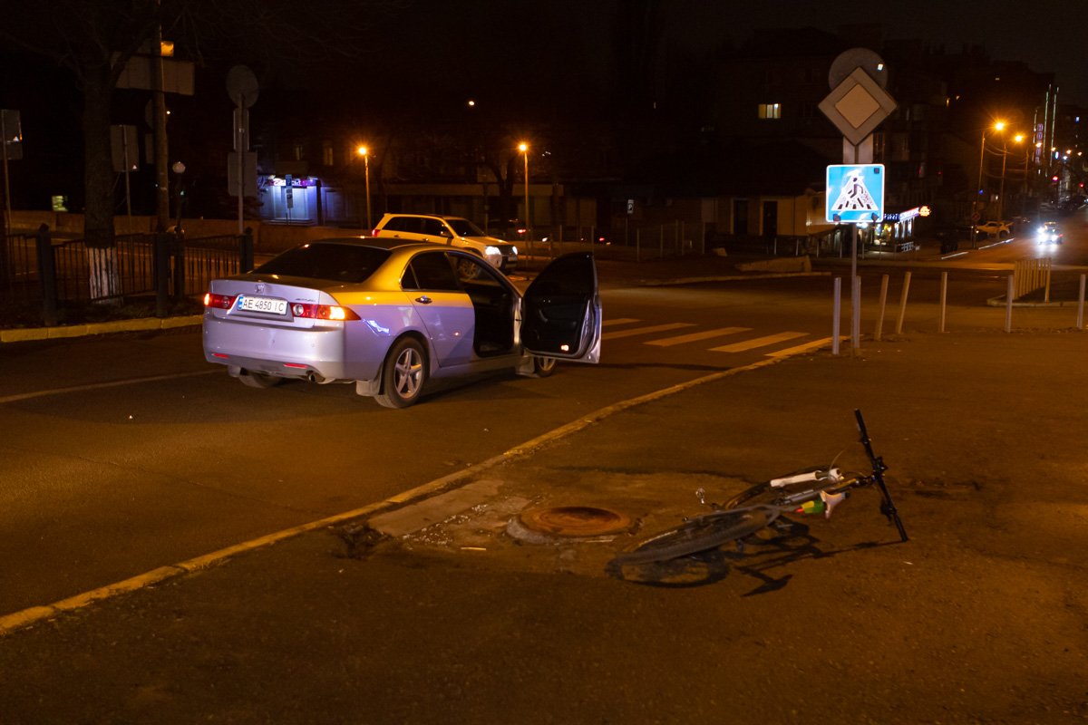 Автомобиль спускался по Троицкой в сторону центра Автомобиль спускался по Троицкой в сторону центра