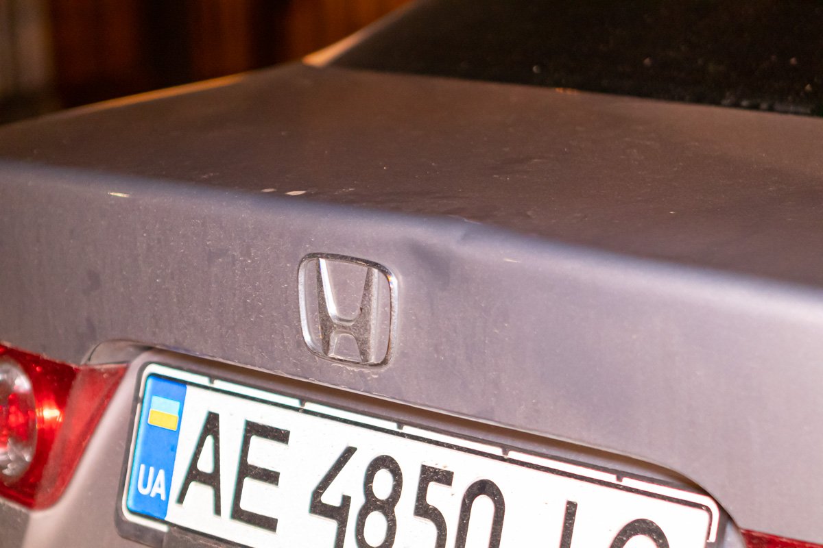 На кузове авто образовалась небольшая вмятина На кузове авто образовалась небольшая вмятина