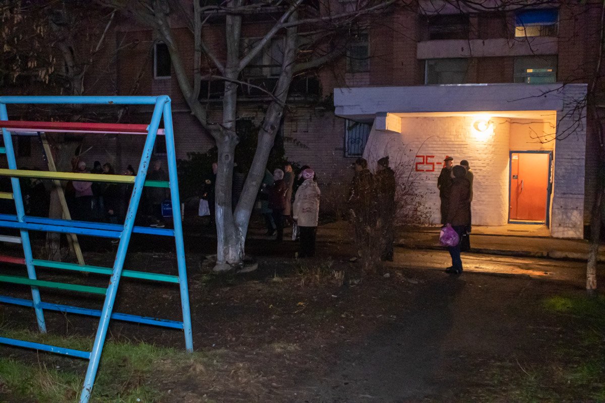 Сейчас на месте работают правоохранители, которые выясняют все детали случившегося