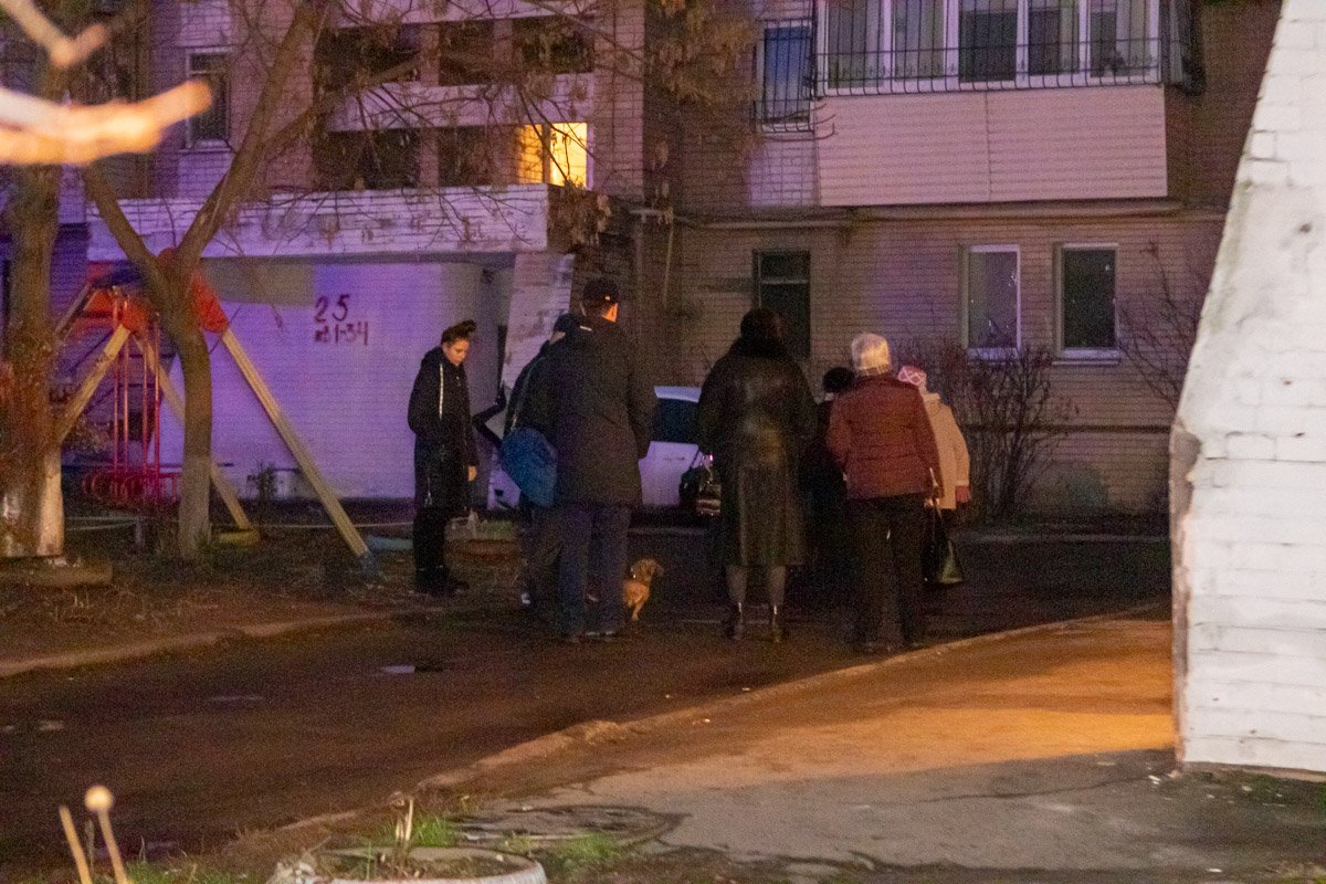 Жители дома самостоятельно вышли на улицу 